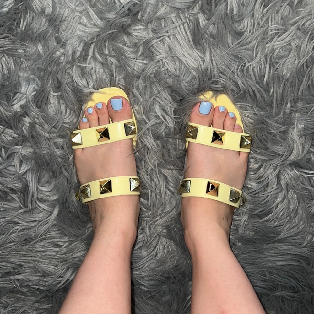Soda Sandals size 5 but fits 7.5